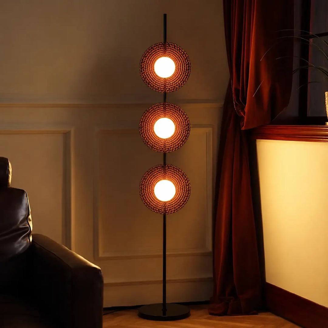 Lampadaire triom en fer type avec trois abat-jours tissés circulaires diffusant une lumière chaude