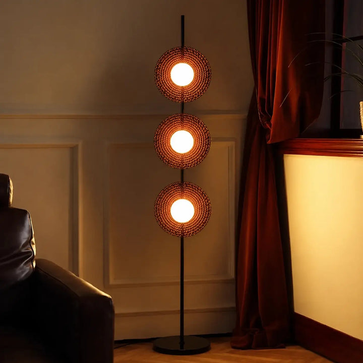 Lampadaire triom en fer type avec trois abat-jours tissés circulaires diffusant une lumière chaude