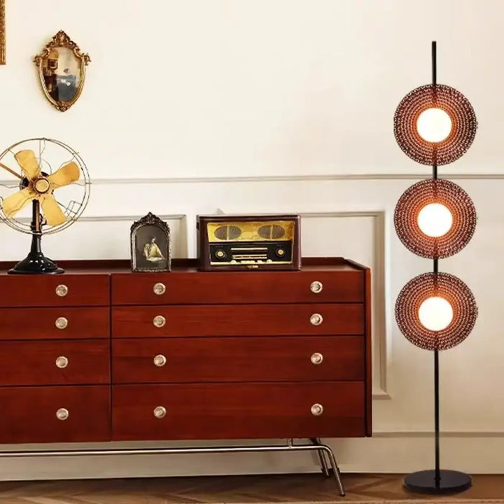 Lampadaire triom fer type avec trois abat-jours circulaires empilés en métal cuivré tissé et ampoules chaleureuses
