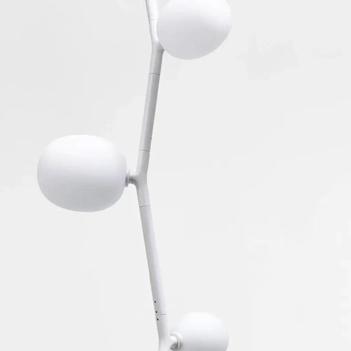 Lampadaire décoratif moderne en métal et globes en verre élégant