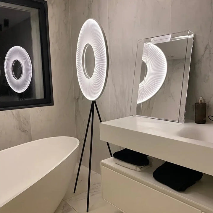 Lampadaire design circulaire sur trépied lumineux moderne
