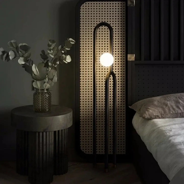 Lampadaire design contemporain avec boule lumineuse moderne