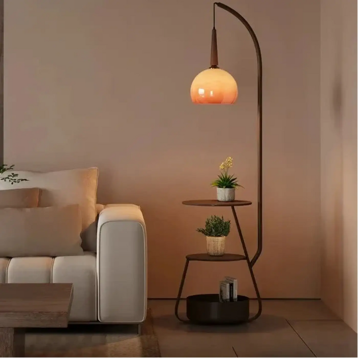 Lampadaire doria avec globe en verre orange chaud suspendu et étagères intégrées en métal incurvé