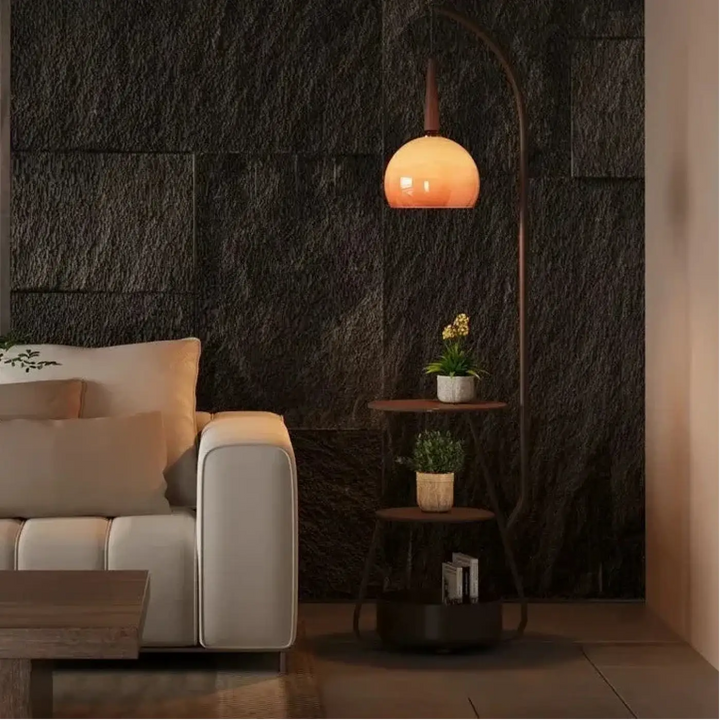 Lampadaire design doria avec globe en verre orange chaud suspendu à un arc métallique courbé sans étagères intégrées