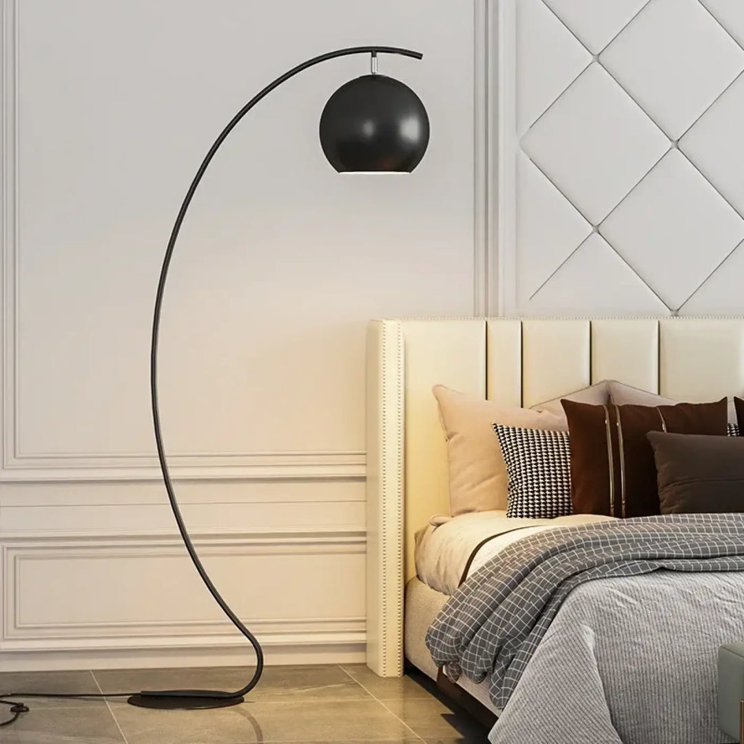 Lampadaire design yora noir sphérique avec arche métallique courbée style élégant demi lune