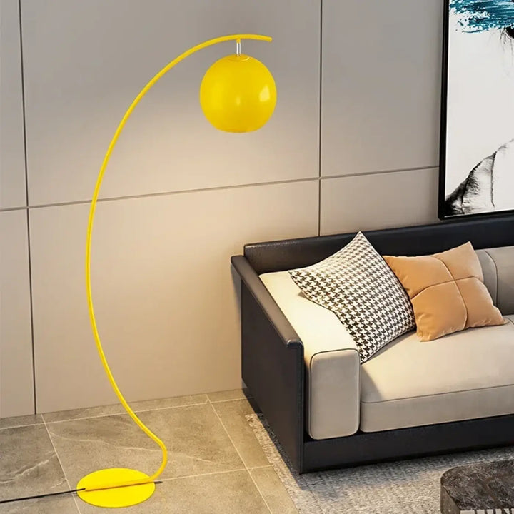 Lampadaire yora design en demi lune avec base circulaire jaune vibrant et style élégant pour intérieur moderne