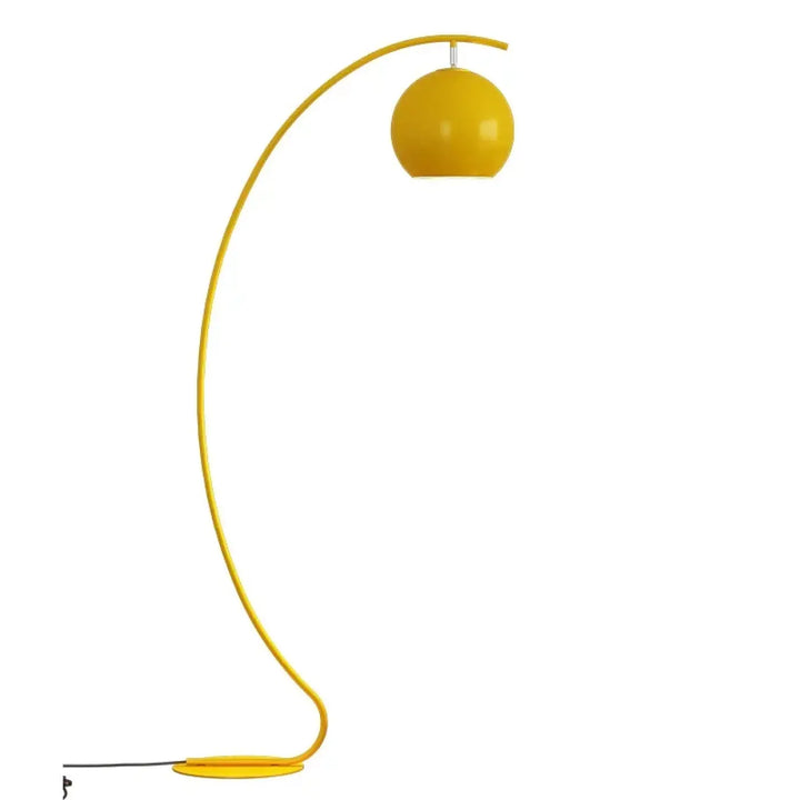 Lampadaire yora jaune vif avec demi lune courbé style élégant et abat-jour sphérique sur base assortie