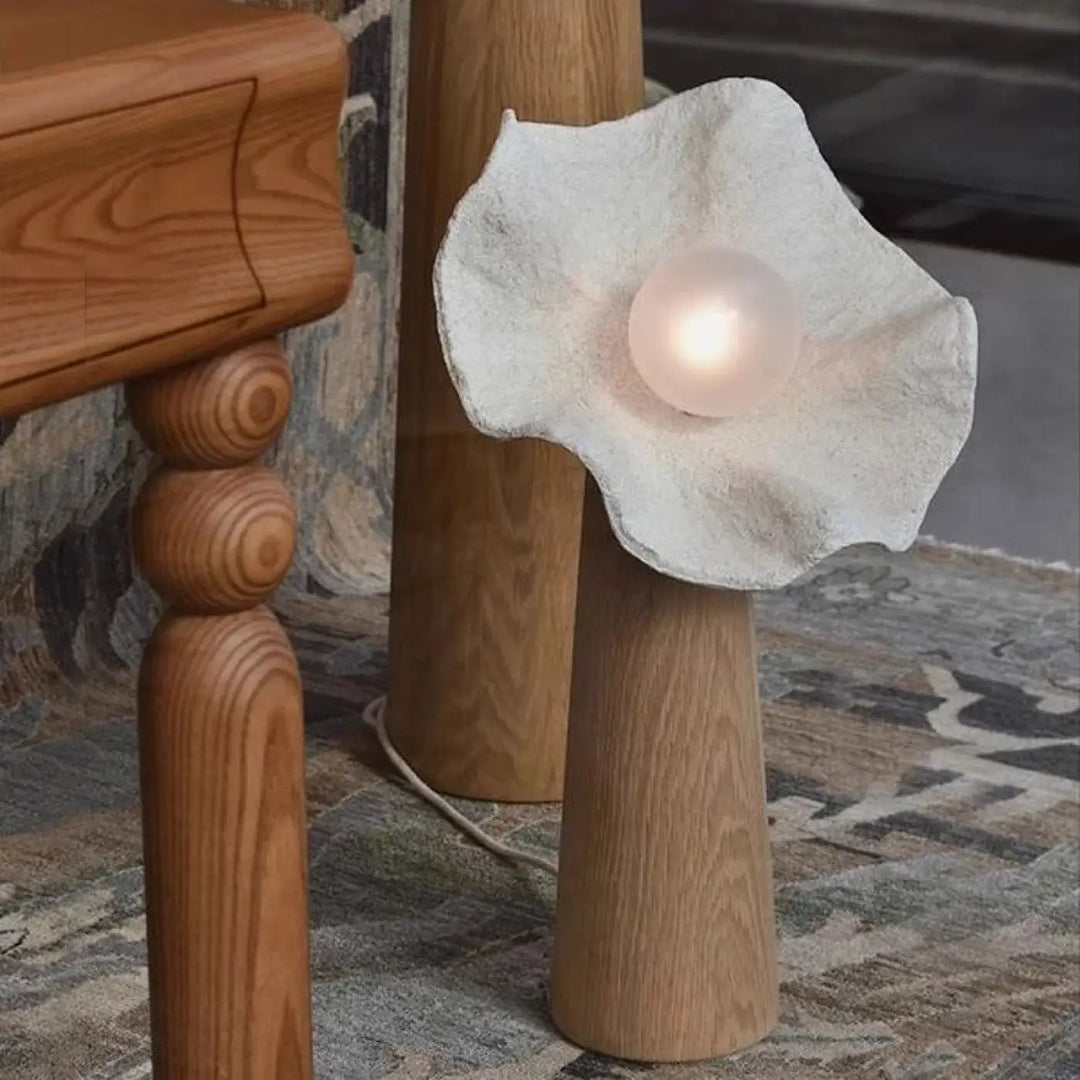 Lampadaire loris en céramique blanche texturée avec un globe lumineux satiné dans son abat-jour en forme de pétale