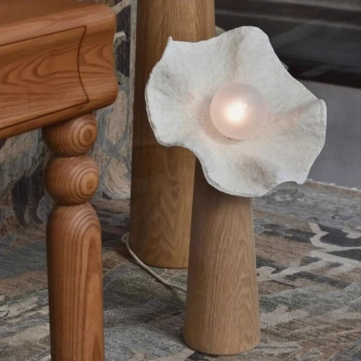 Lampadaire loris en céramique blanche texturée avec un globe lumineux satiné dans son abat-jour en forme de pétale