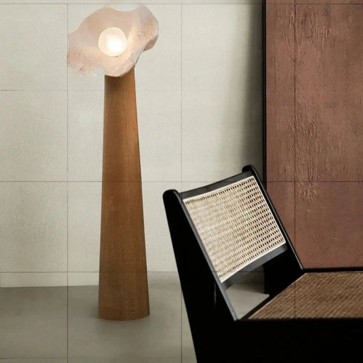 Lampadaire design LORIS en bois mince avec un globe lumineux satiné en forme de pétale organique chaud