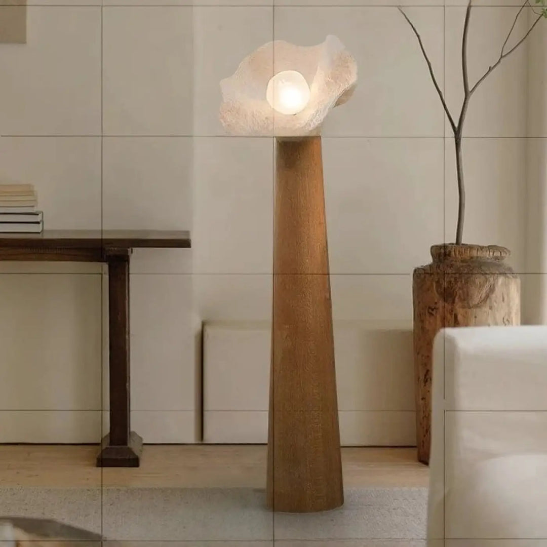 Lampadaire loris en bois avec globe lumineux satiné blanc en forme de coquillage illuminé