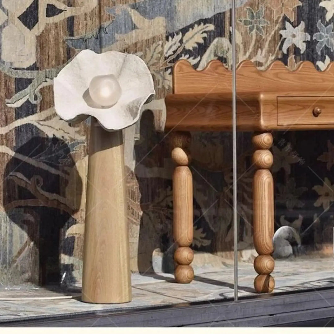 Lampadaire design en bois minimaliste avec un globe lumineux satiné blanc et un accent perle central