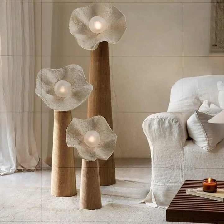 Trois lampadaires design en bois avec globe lumineux satiné en tissu translucide en forme de fleur