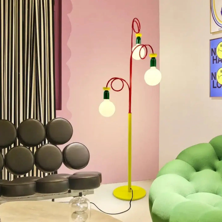 Lampadaire kay avec trois boules lumineuses rouge et jaune vibrant illuminant une pièce moderne
