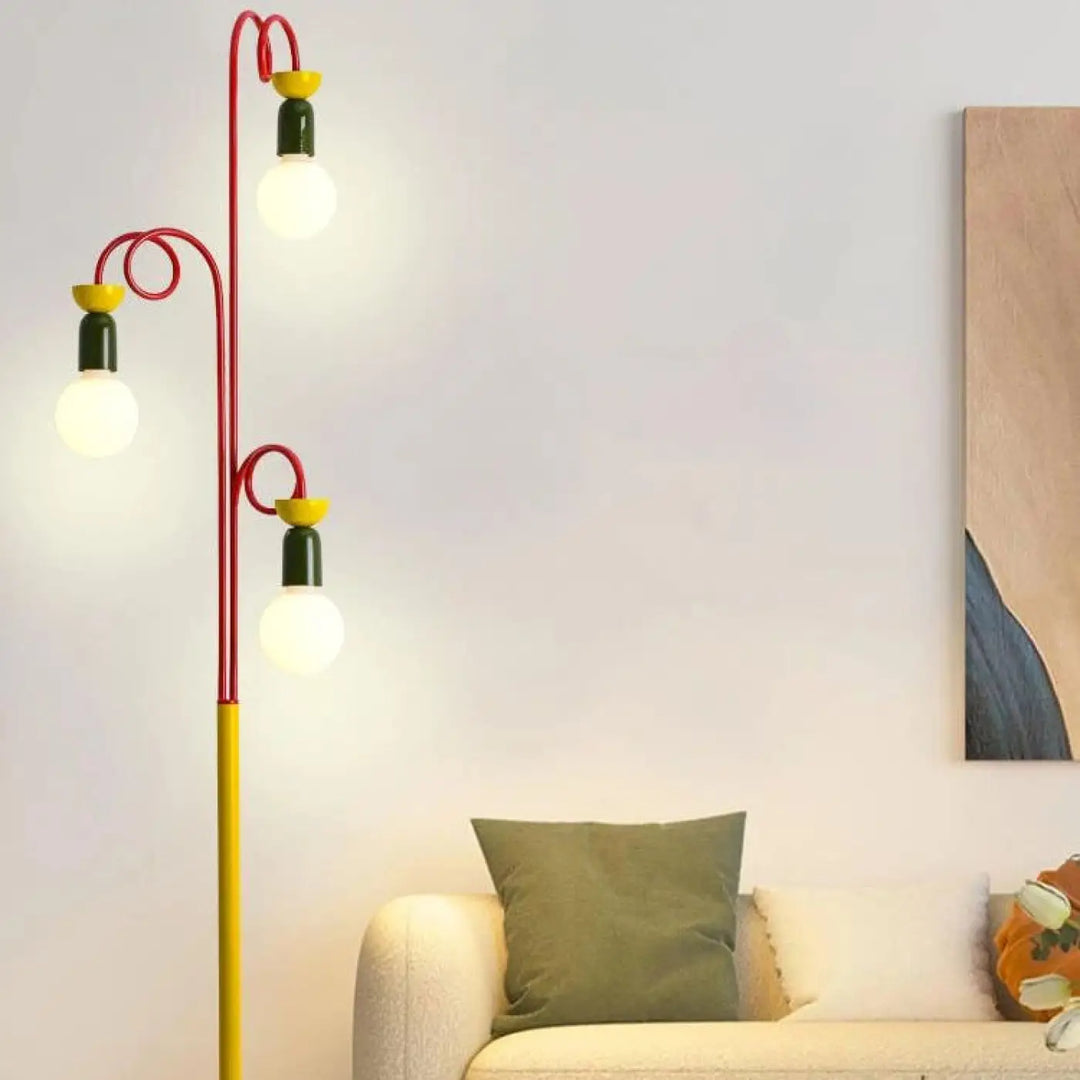 Lampadaire kay vibrant rouge et jaune avec trois boules lumineuses courbées tenant des ampoules allumées