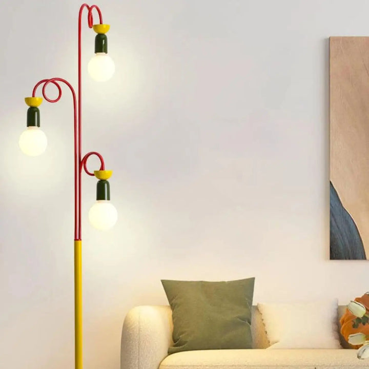 Lampadaire kay vibrant rouge et jaune avec trois boules lumineuses courbées tenant des ampoules allumées