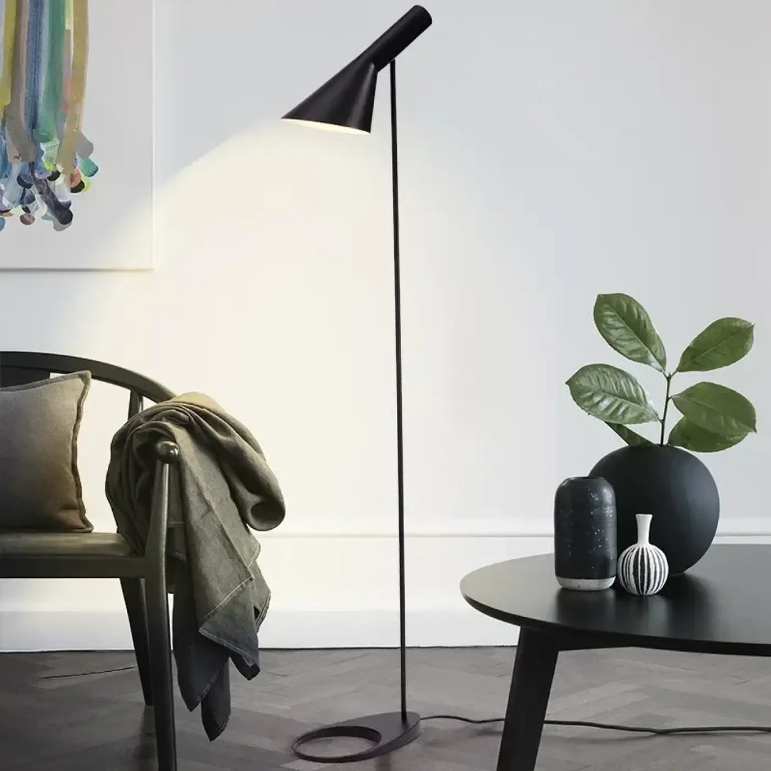 Lampadaire aluna noir conique avec pied circulaire en design minimaliste pour un éclairage élégant d intérieur