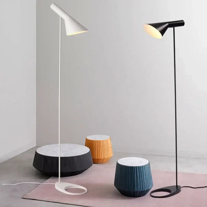 Lampadaire design minimaliste avec abat-jours coniques blanc et noir sur pieds métalliques élégants aluna