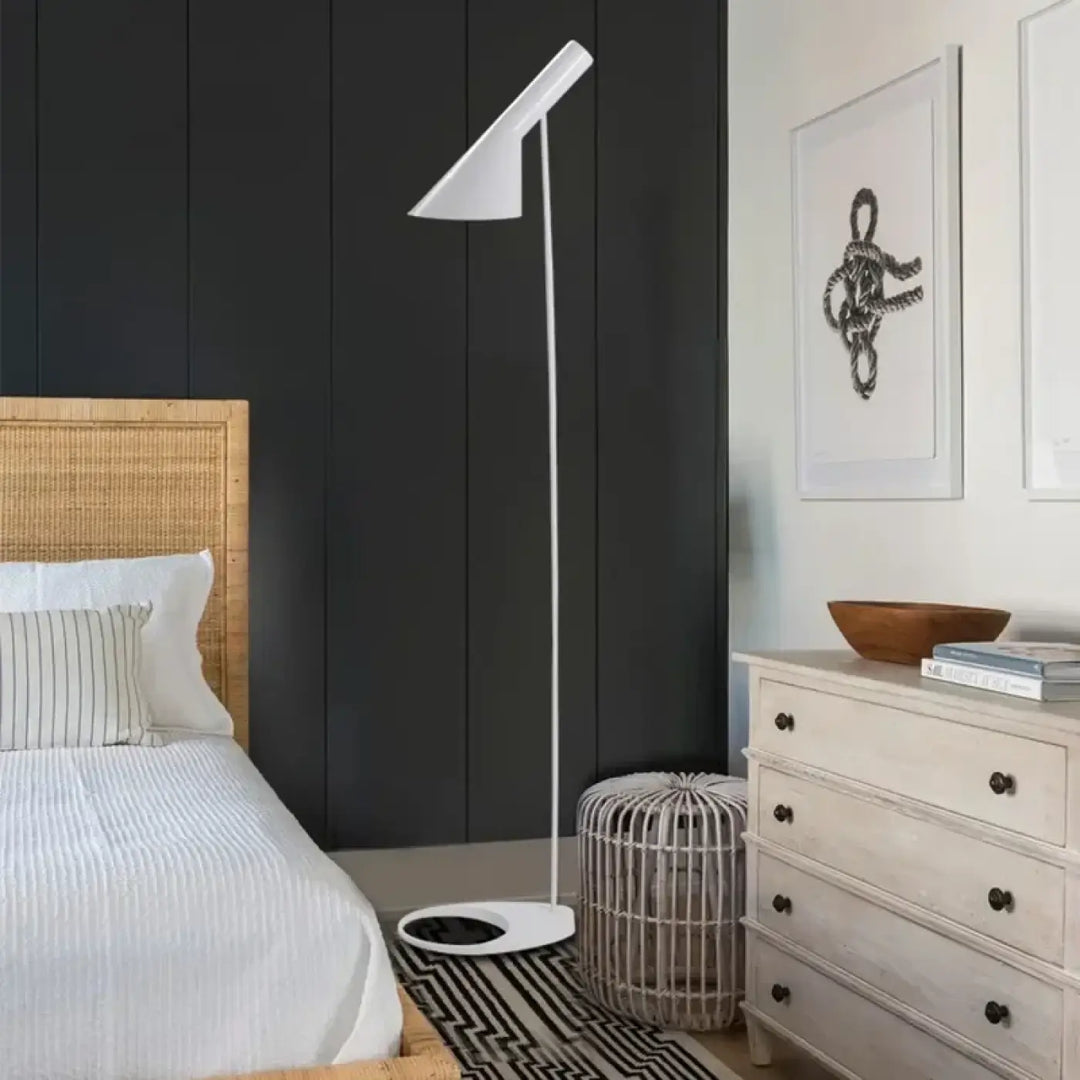 Lampadaire aluna blanc avec design minimaliste à abat-jour angulaire et pied slender pour éclairage moderne