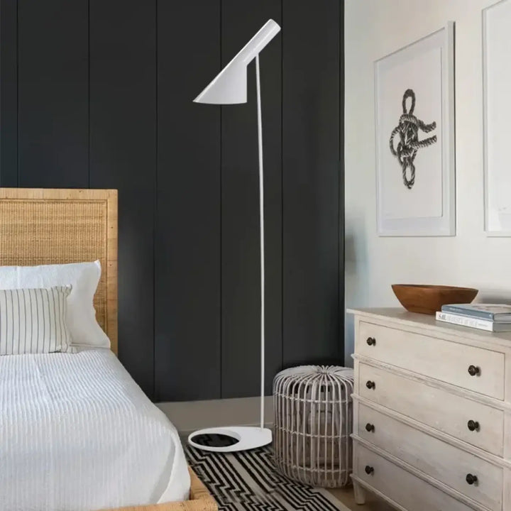 Lampadaire aluna blanc avec design minimaliste à abat-jour angulaire et pied slender pour éclairage moderne