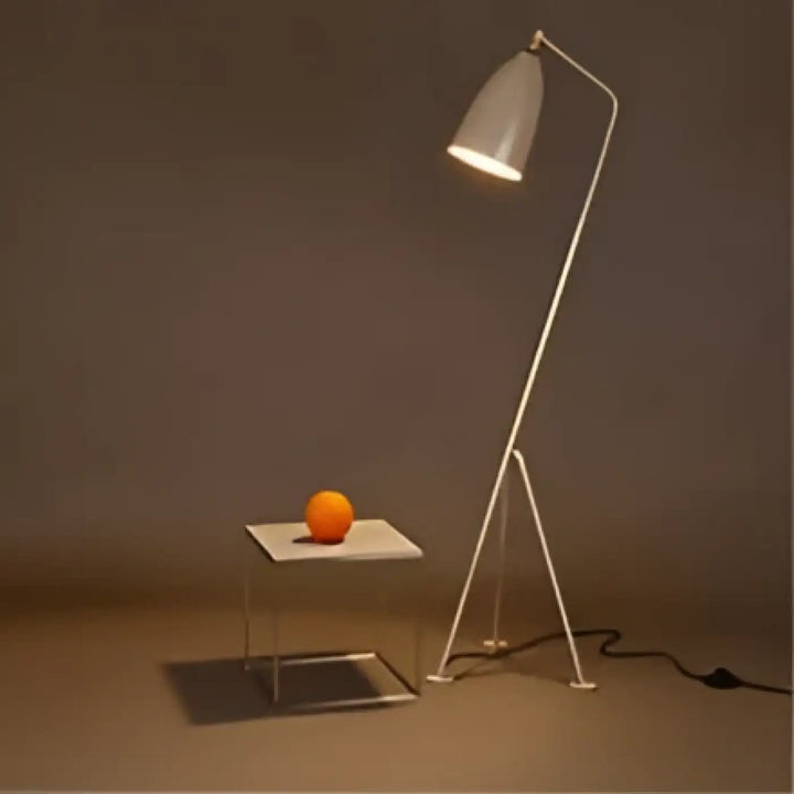 Lampadaire design minimaliste trivio avec abat-jour conique blanc et structure métallique fine silhouette graphique