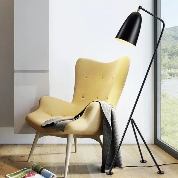 Lampadaire design minimaliste en métal noir avec design courbé élégant et silhouette graphique conique trivio