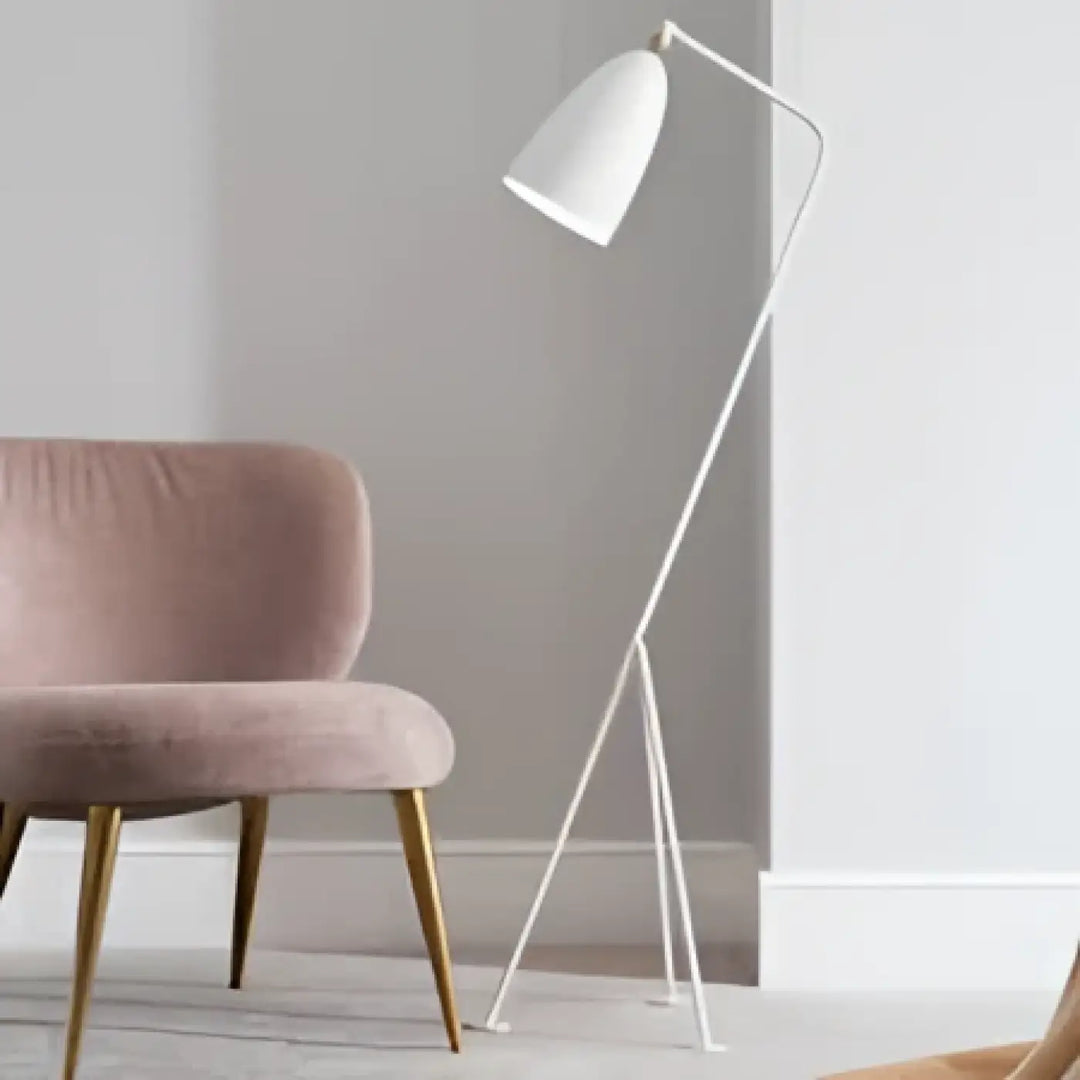 Lampadaire design minimaliste blanc en céramique avec cadre métallique fin et silhouette graphique incurvée trIVIO