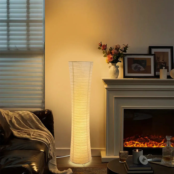 Lampadaire design en papier blanc avec lumière chaleureuse épuré