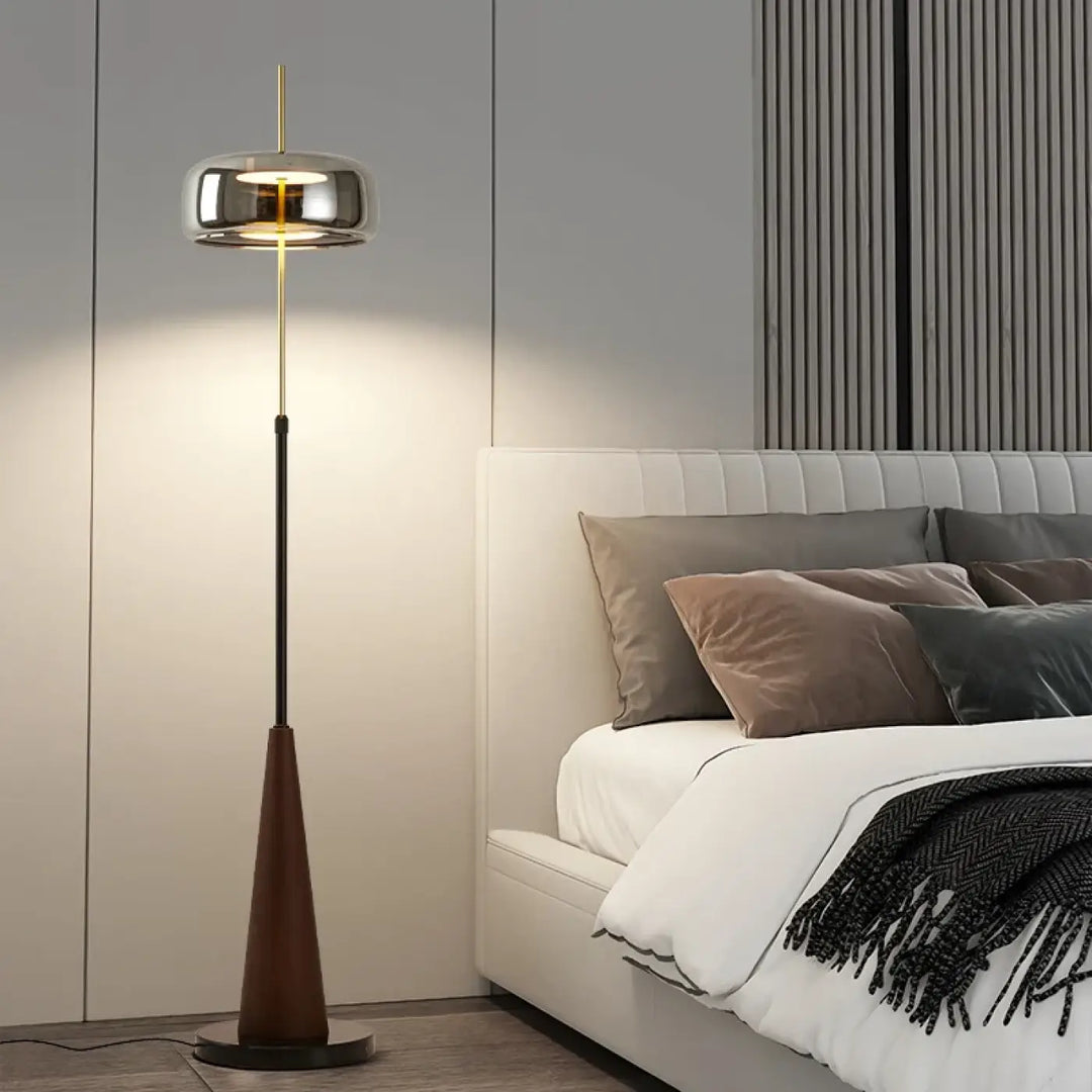 Lampadaire design rétro en bois et abat jour chromé élégant