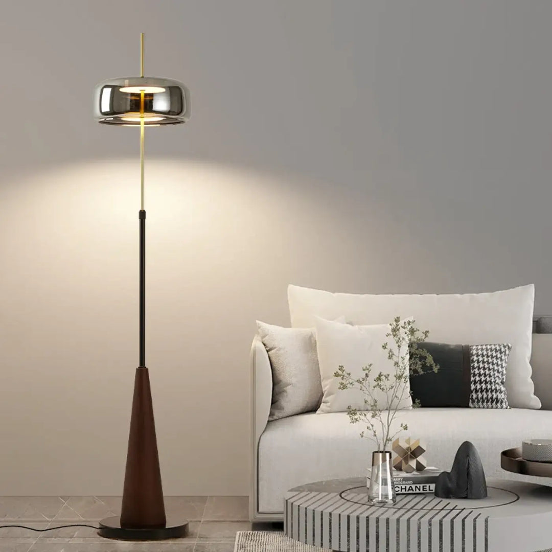 Lampadaire design rétro en bois et abat jour chromé élégant