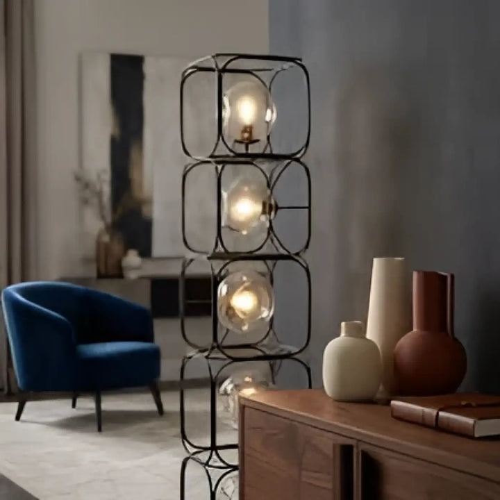 Lampadaire design vertical luxora en cube metal noir avec diffuseurs lumineux et esprit artistique chaleureux