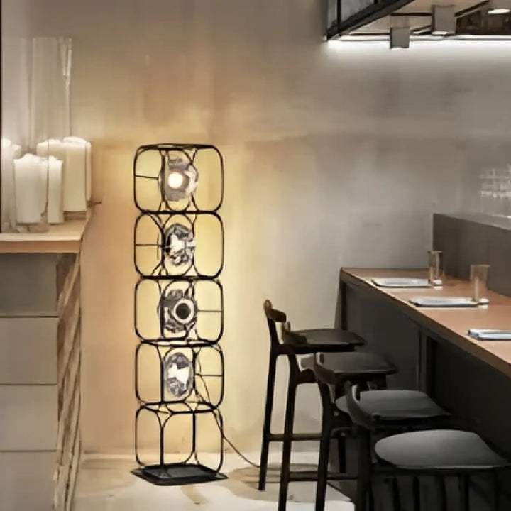Lampadaire design vertical noir avec diffuseurs lumineux circulaires en métal esprit artistique luxora