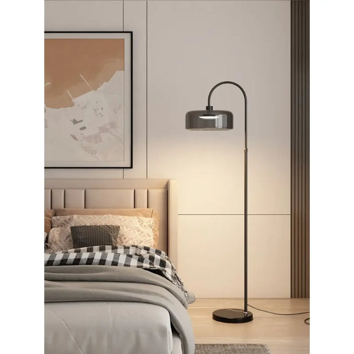 Lampadaire tabora noir moderne avec finition moderne et allure contemporaine finition en métal brillant