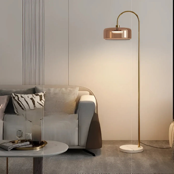 Lampadaire tabora finition moderne en cuivre avec design arqué et abat-jour en verre translucide pour une allure contemporaine