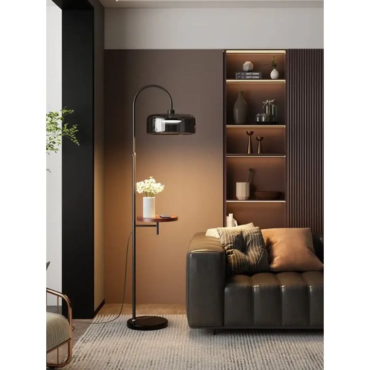 Lampadaire tabora noir avec design courbé moderne et abat-jour en verre réfléchissant finition moderne allure contemporaine