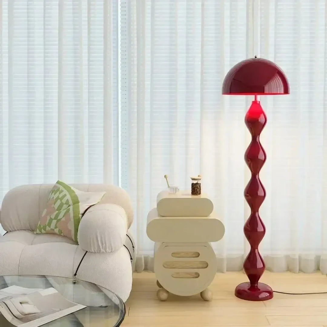 Lampadaire irmahi rouge profond avec un corps ondulé et un abat-jour en dôme pour une ambiance chaleureuse