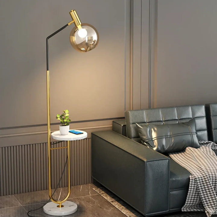 Lampadaire élégant noir et doré avec tablette au style moderne