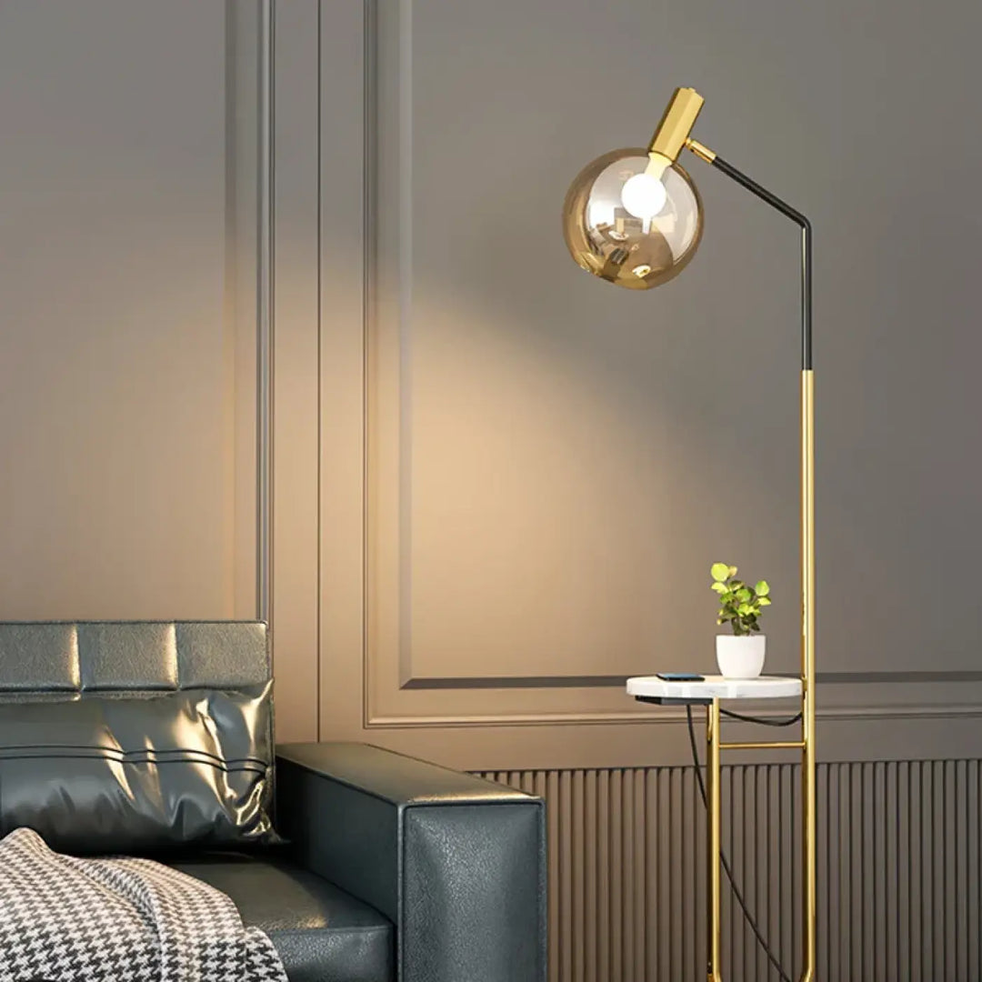 Lampadaire élégant noir et doré avec tablette au style moderne