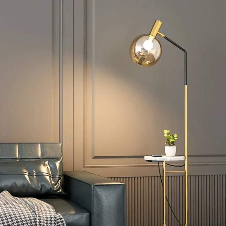 Lampadaire élégant noir et doré avec tablette au style moderne