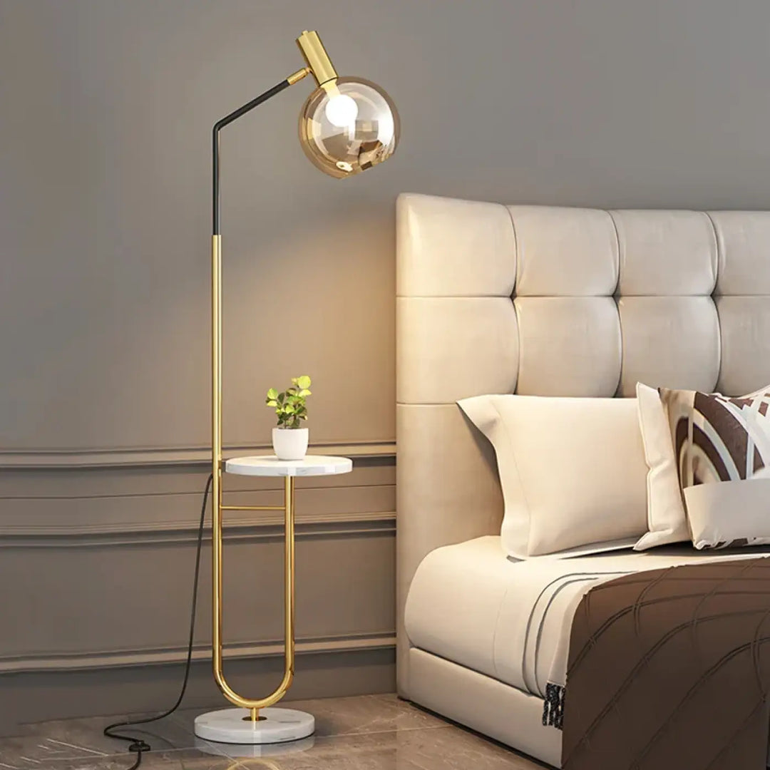 Lampadaire élégant noir et doré avec tablette au style moderne