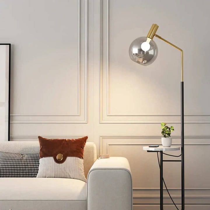 Lampadaire élégant noir et doré avec tablette au style moderne
