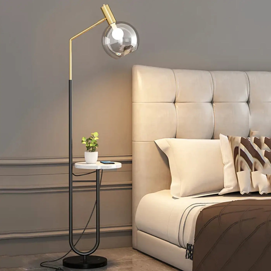 Lampadaire élégant noir et doré avec tablette au style moderne