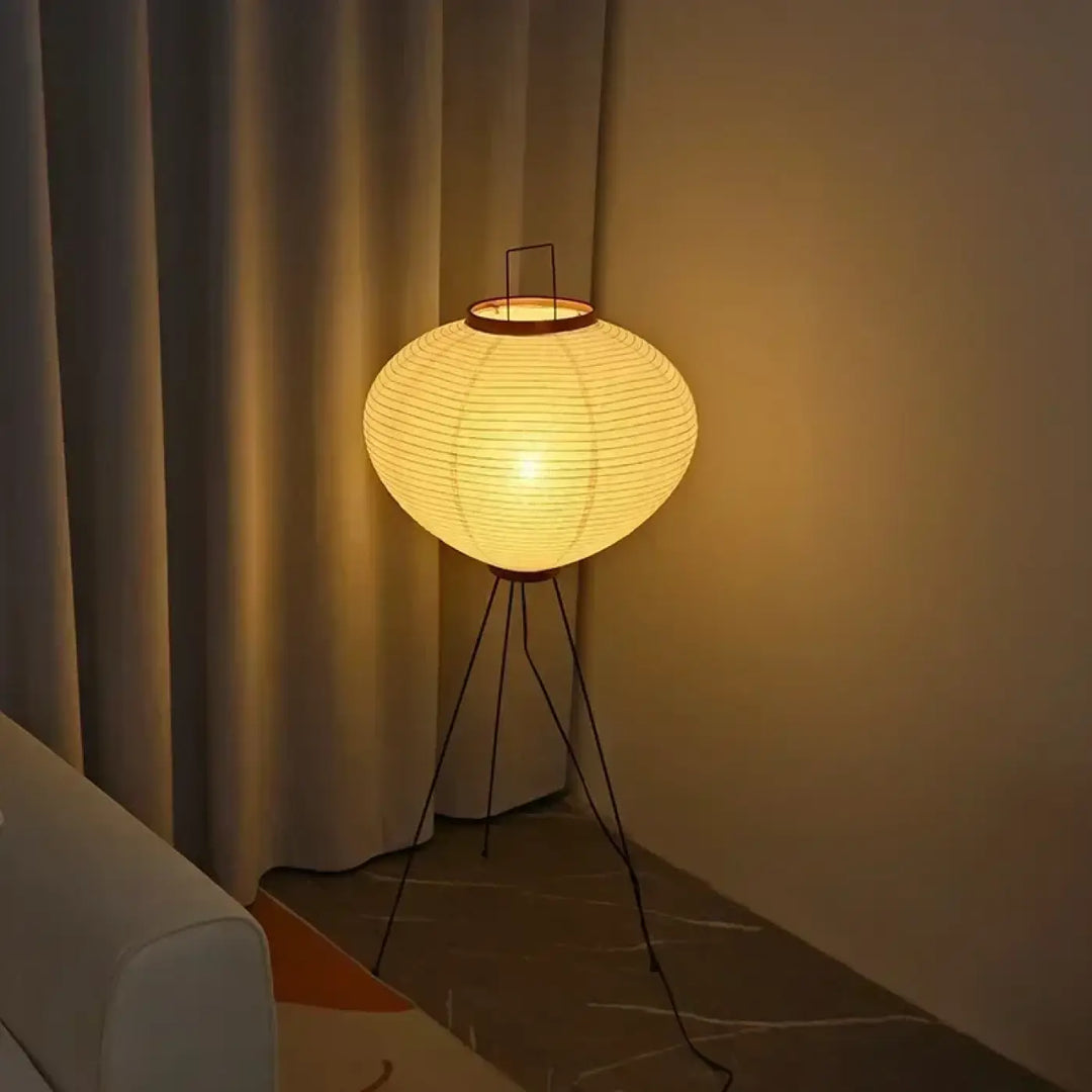 Lampadaire siriah avec abat-jour sphérique en papier blanc chaud et pied trépied noir design moderne élégant