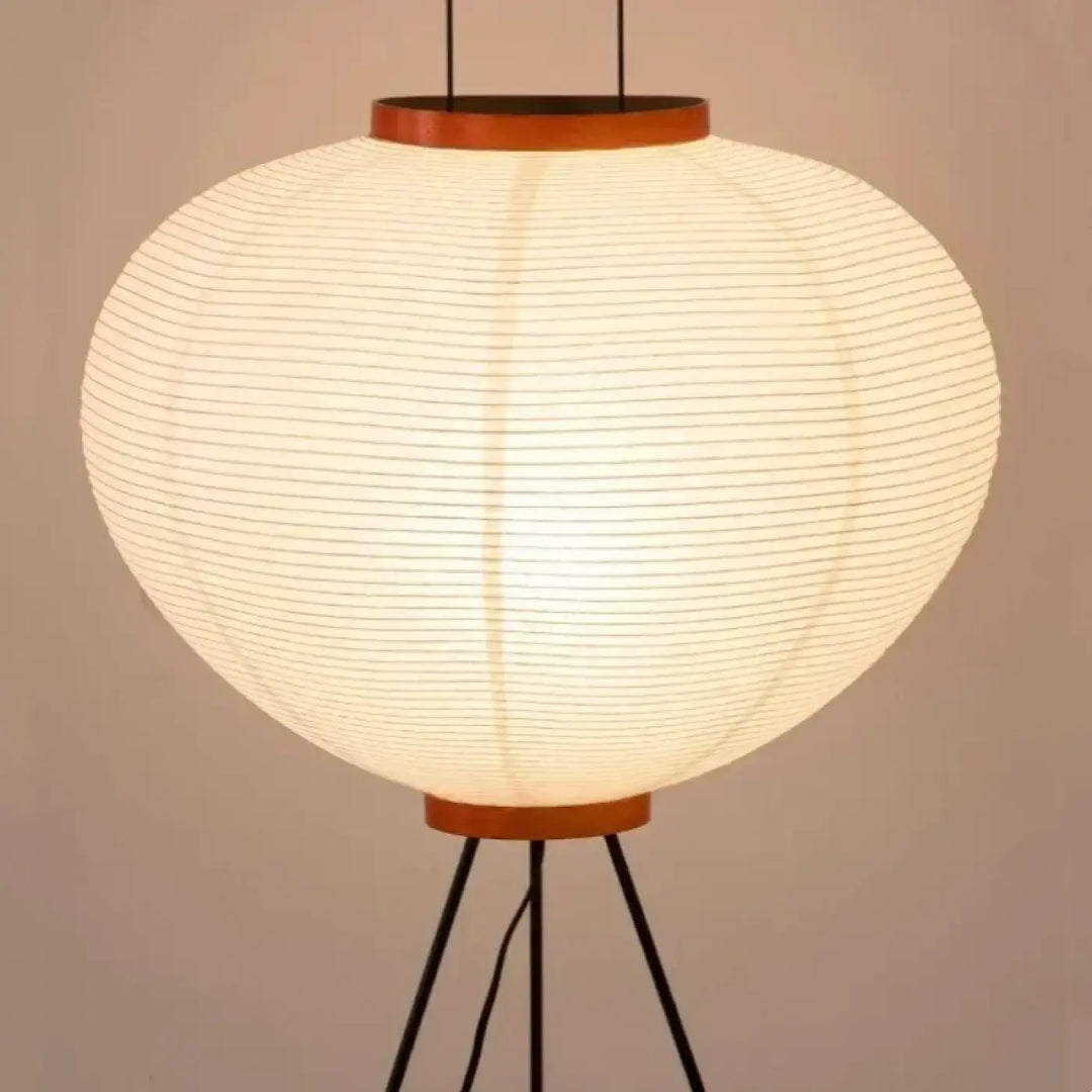 Lampadaire siriah en papier blanc chaudement éclairé à bord en bois avec base trépied pour décoration intérieure élégante