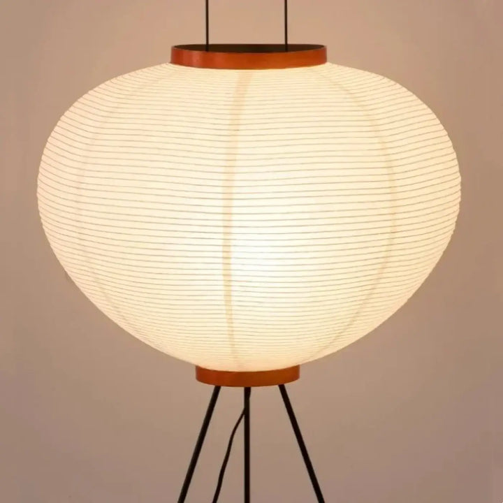 Lampadaire siriah en papier blanc chaudement éclairé à bord en bois avec base trépied pour décoration intérieure élégante