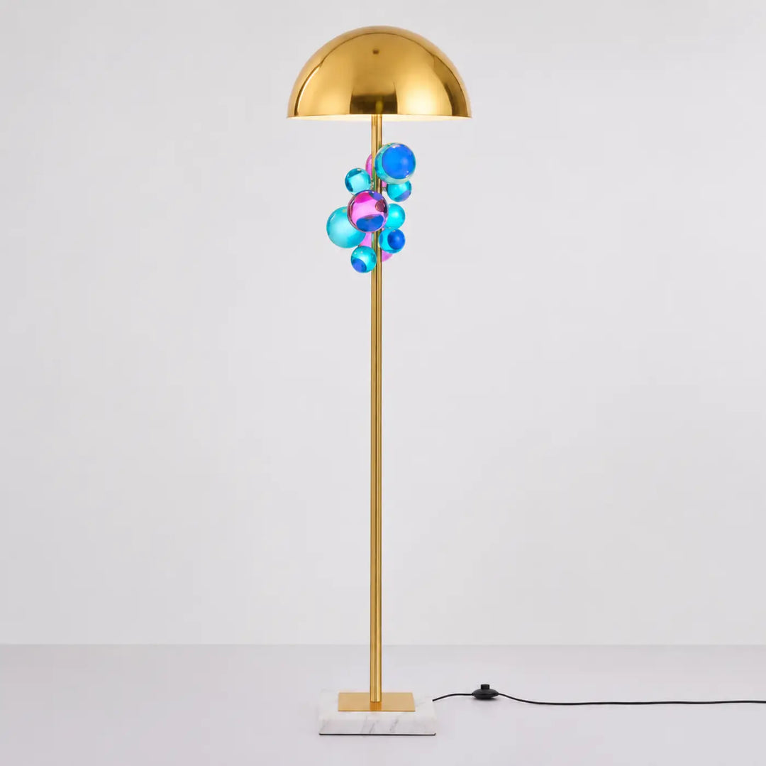 Lampadaire lyra en métal doré avec sphères lumineuses translucides colorées sur base en marbre blanc pour décoration intérieure