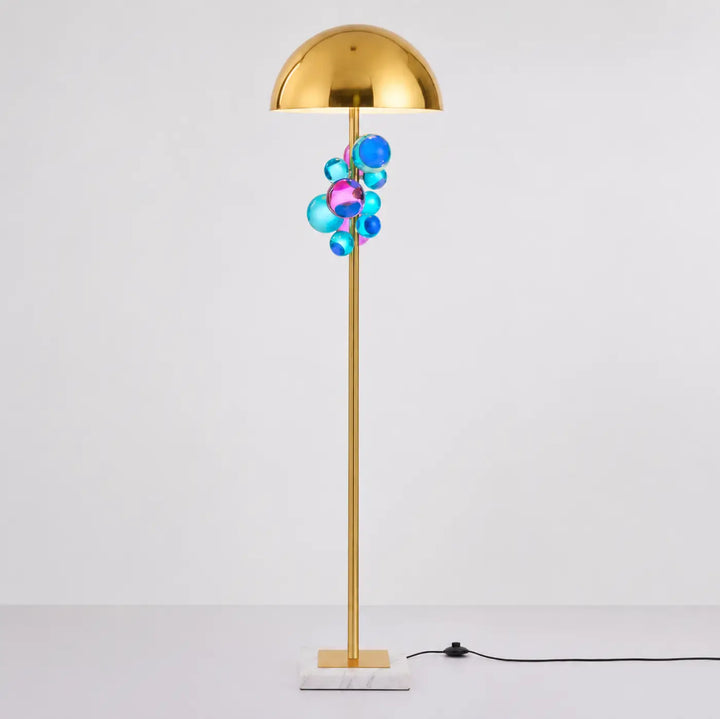 Lampadaire lyra en métal doré avec sphères lumineuses translucides colorées sur base en marbre blanc pour décoration intérieure