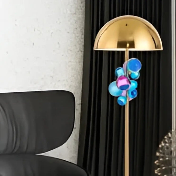 Lampadaire lyra avec sphère lumineuse translucide bleue et rose et métal doré pour décoration intérieure moderne