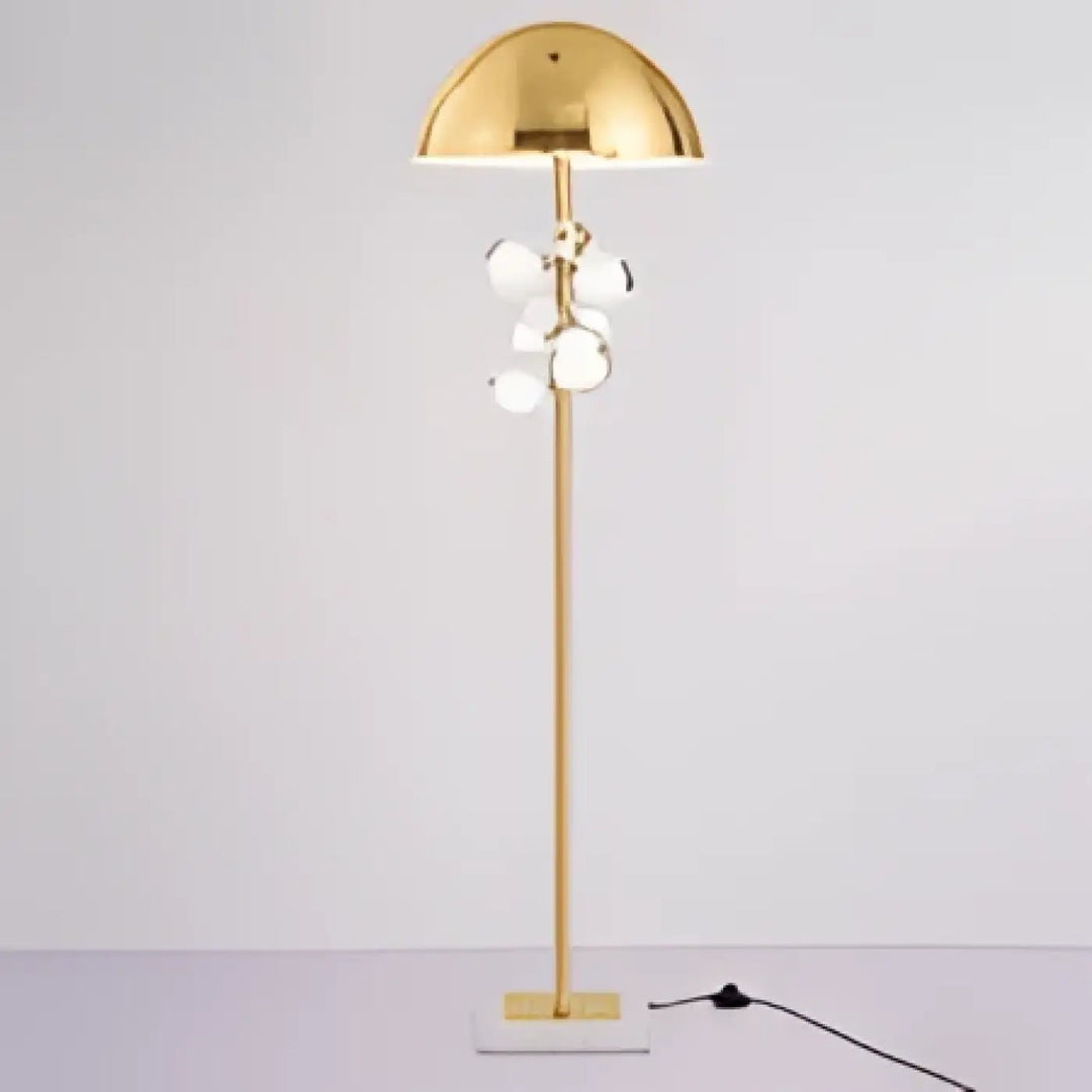 Lampadaire lyra en métal doré avec un pied fin et des sphères lumineuses blanches pour décoration intérieure