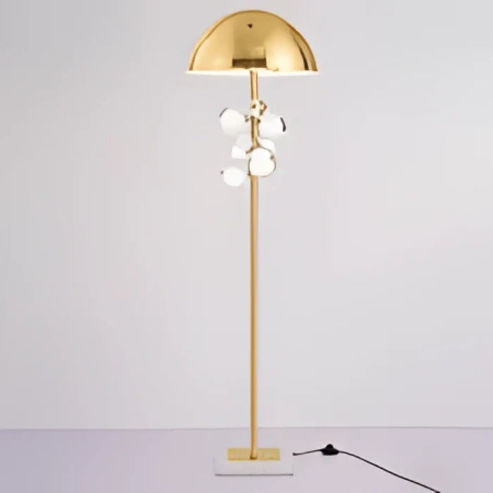 Lampadaire lyra en métal doré avec un pied fin et des sphères lumineuses blanches pour décoration intérieure